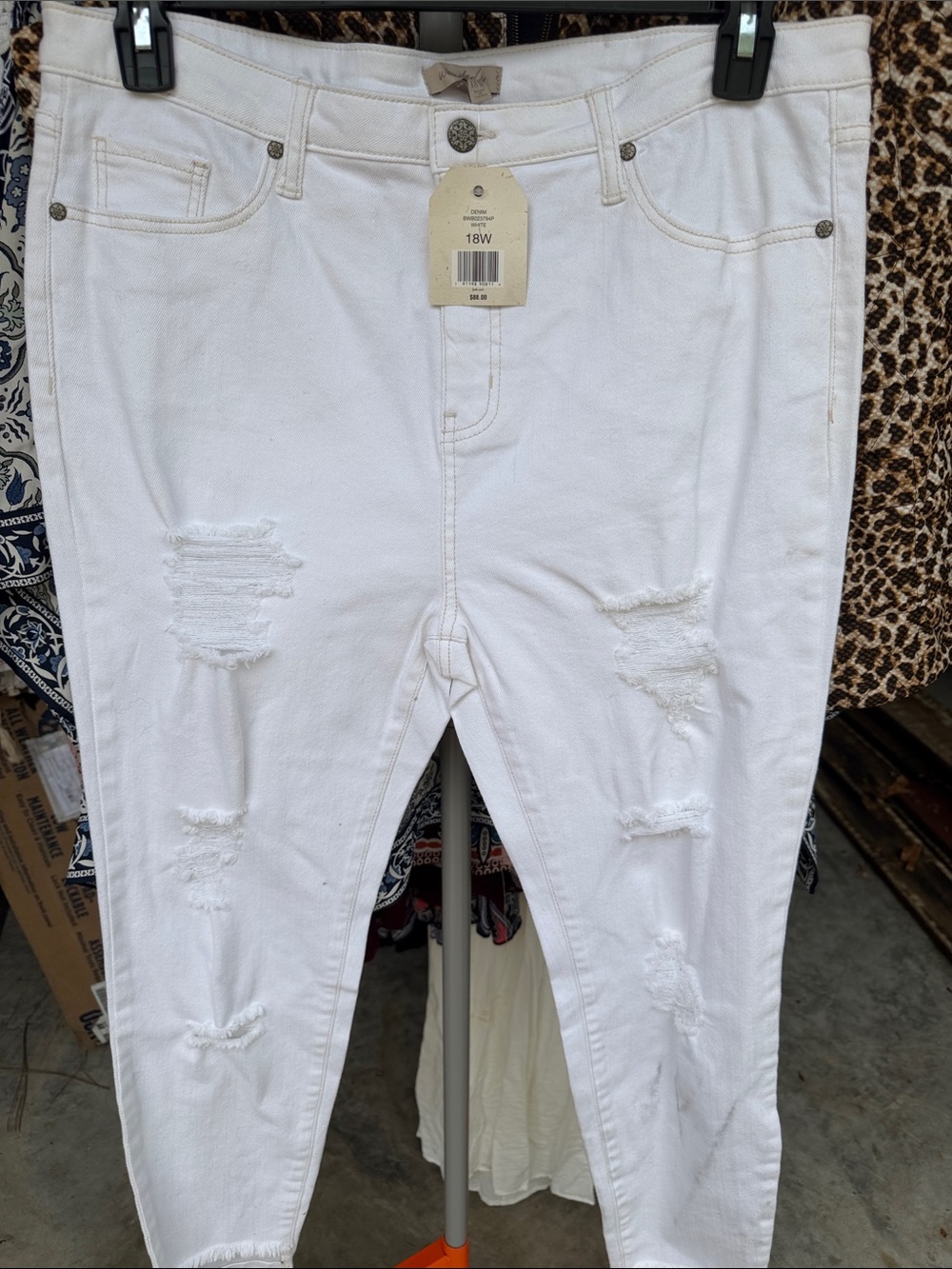 Wonderly White Distressed Cropped Jeans